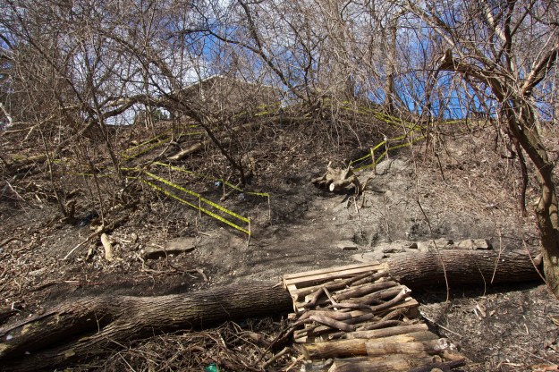 There's an earth track between the yellow tapes.