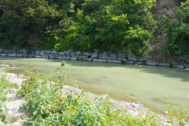 Notice that the spill is recent as water close to the shore is still clear.